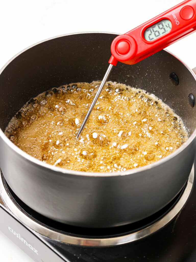 烹饪糖和水的图像，直到它在320 F到达硬球阶段