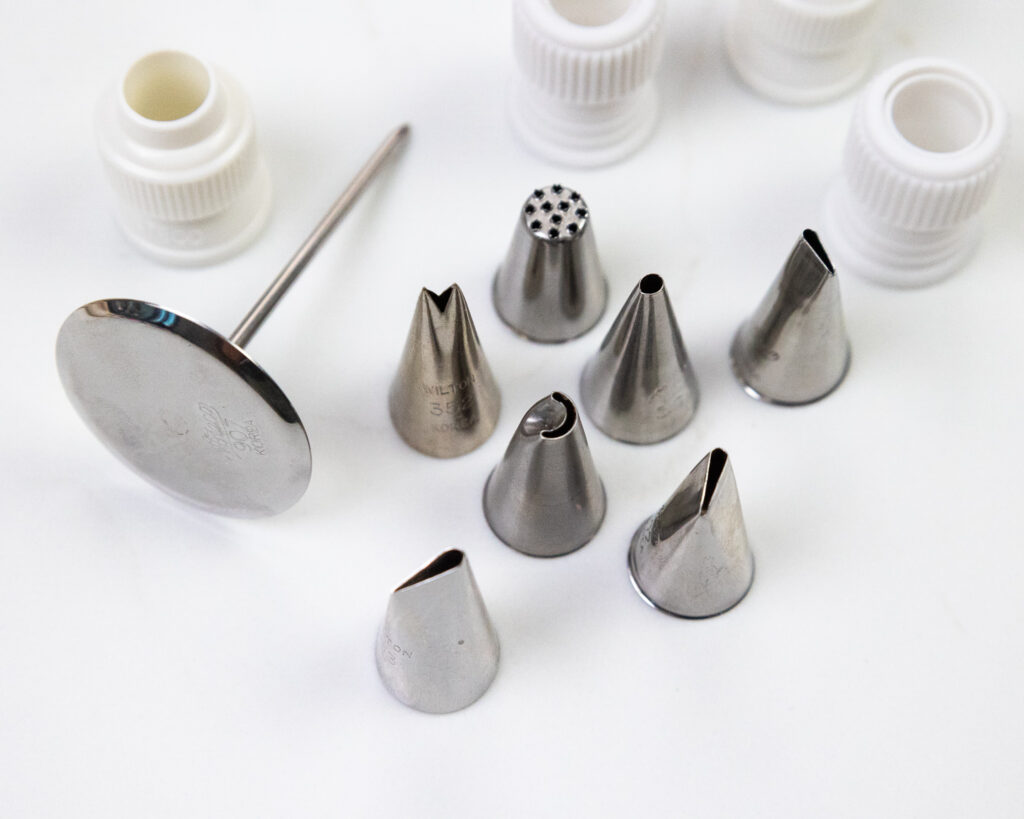 结霜的技巧和一朵花钉摊在柜台旁边一些塑料耦合器