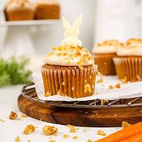 胡桃木脆皮的图像撒在胡萝卜蛋糕纸杯上