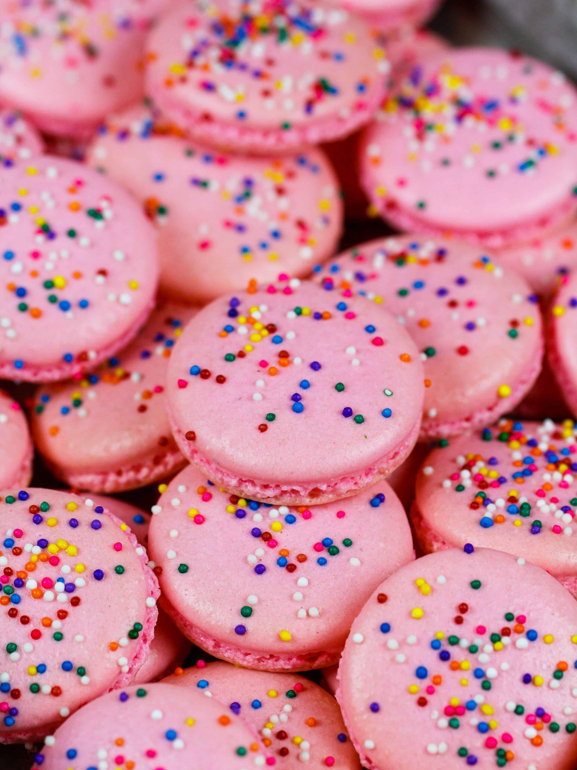 生日蛋糕马卡龙的图像堆放在盘子上