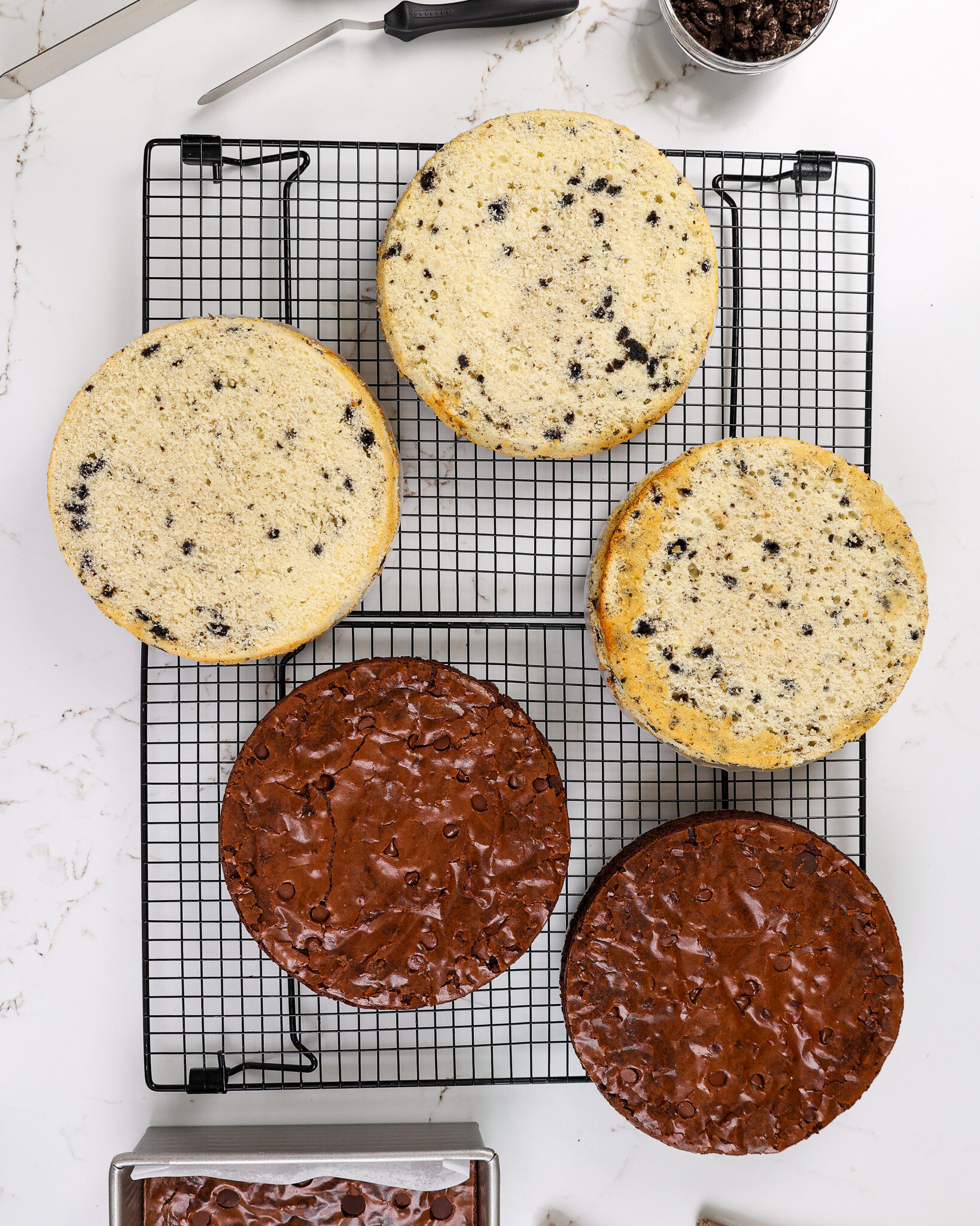 图像的奥利奥饼层和核仁巧克力饼层冷却线架