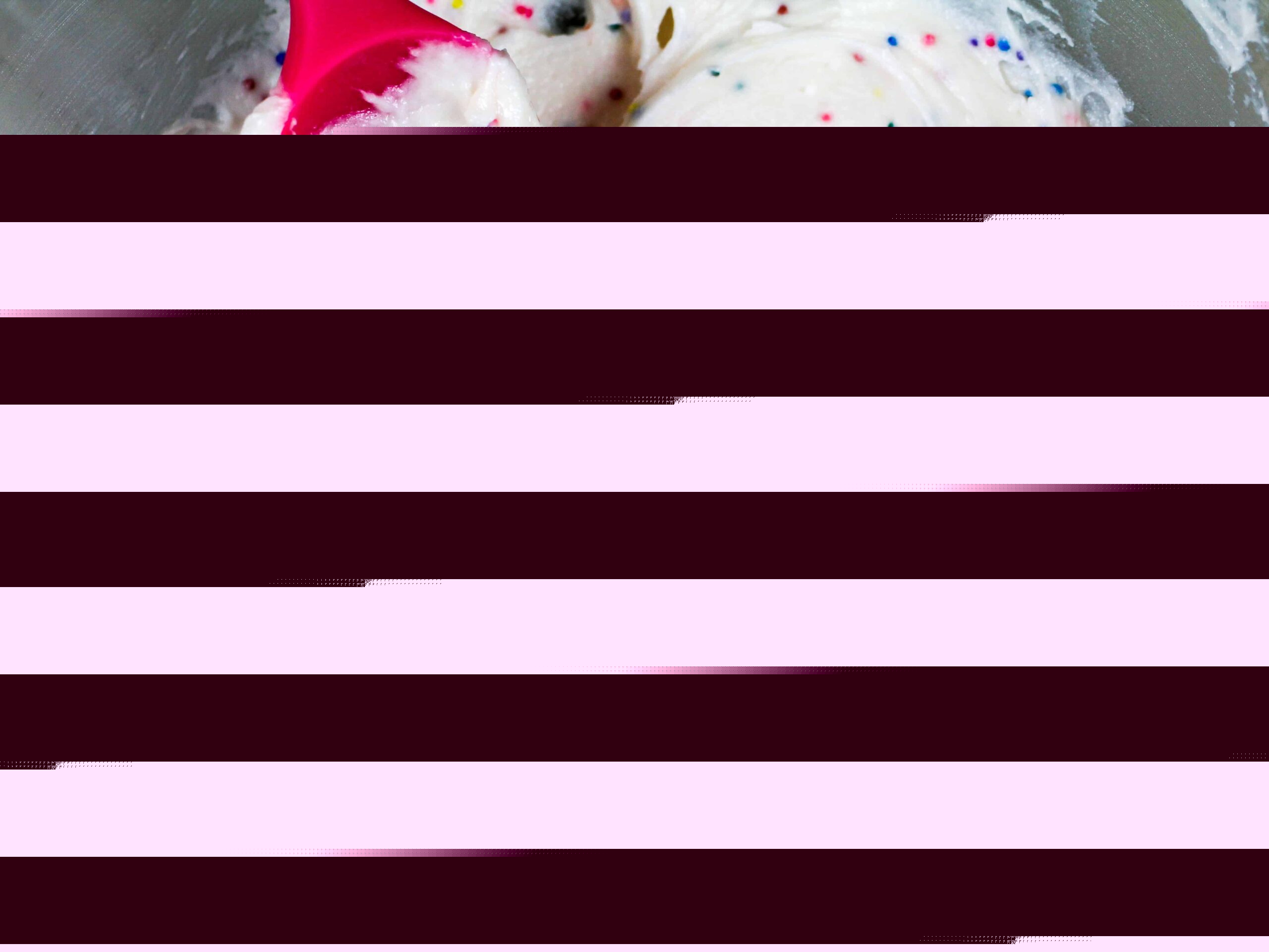 生日蛋糕的图像撒上糖霜，准备用来填充生日蛋糕马卡龙