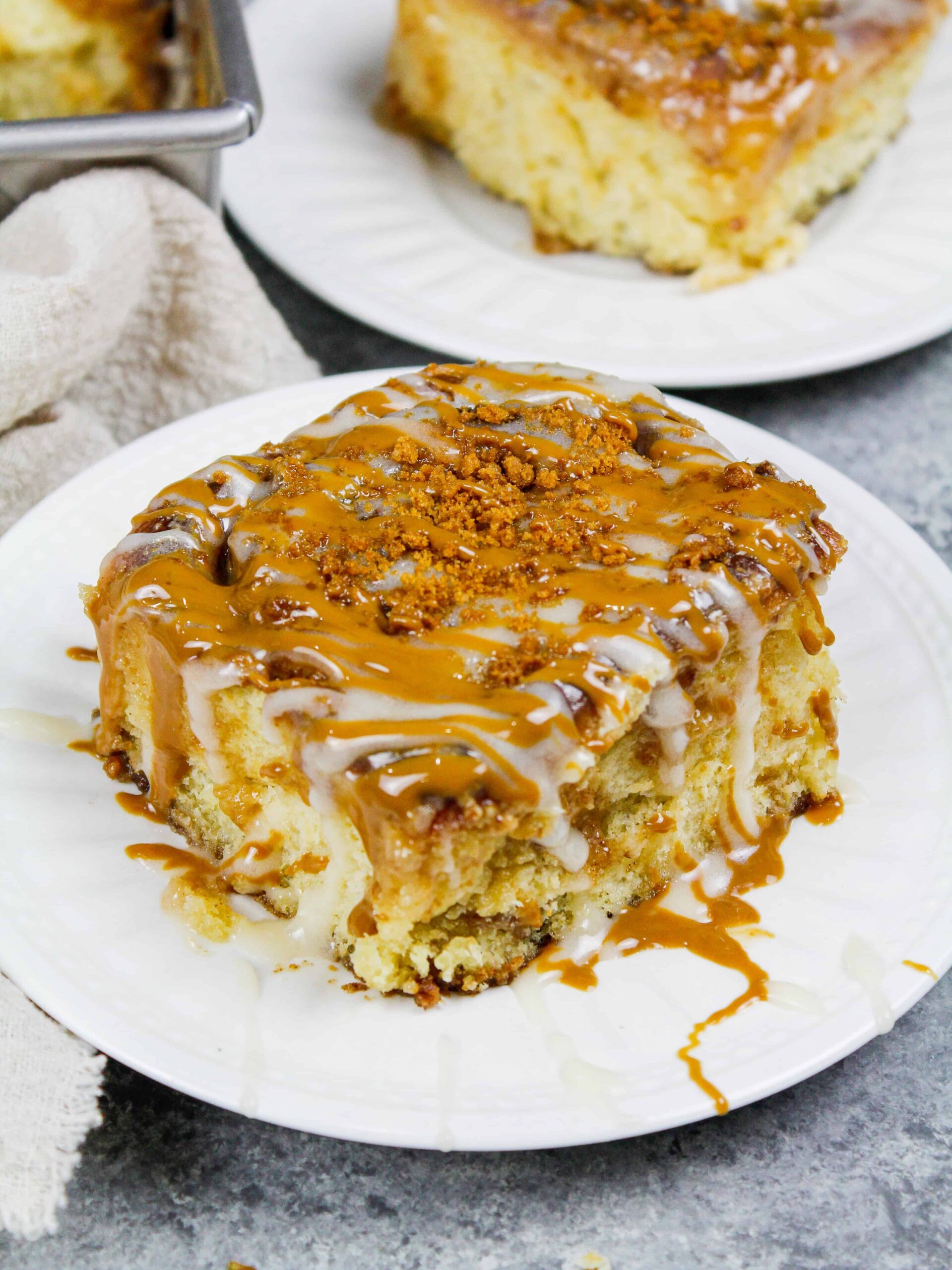 图像biscoff肉桂的板的顶部有融化的黄油饼干和香草釉