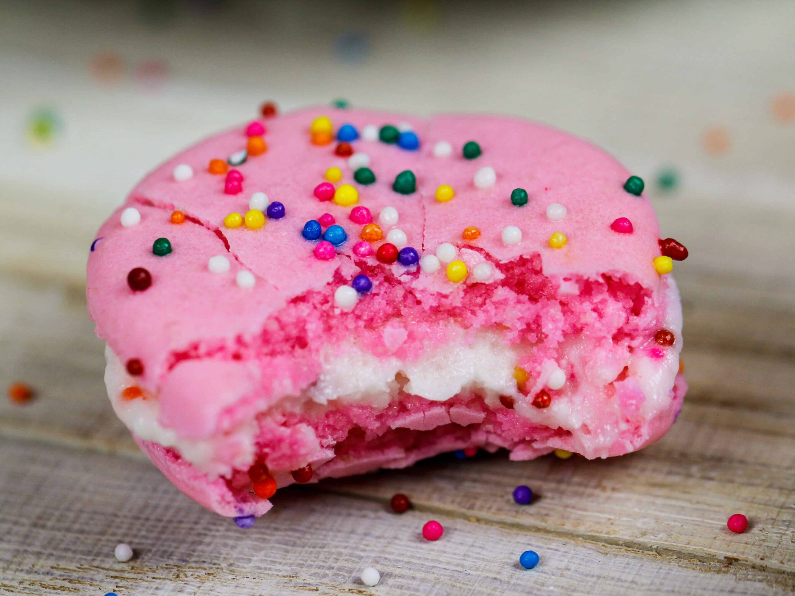 咬成生日蛋糕马卡龙的图像