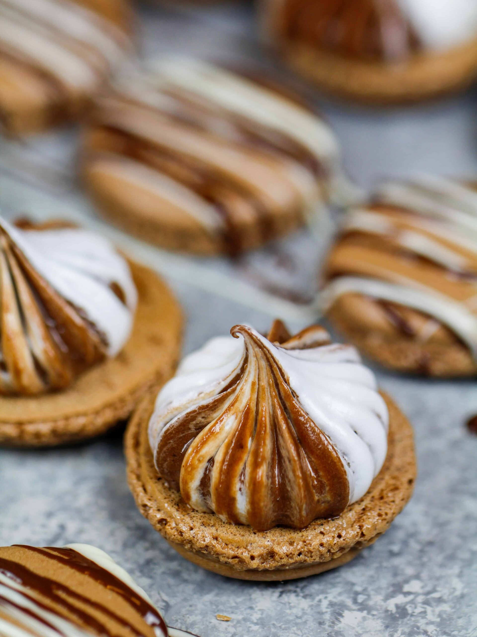 热可可马卡龙的图像，里面装满了棉花糖和热可可奶油