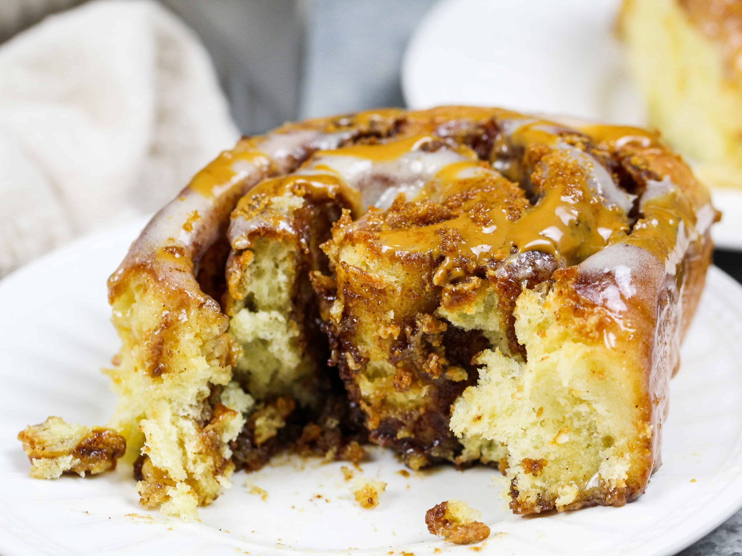 的形象biscoff黄油饼干的肉桂卷在一盘切成展示蓬松和柔软