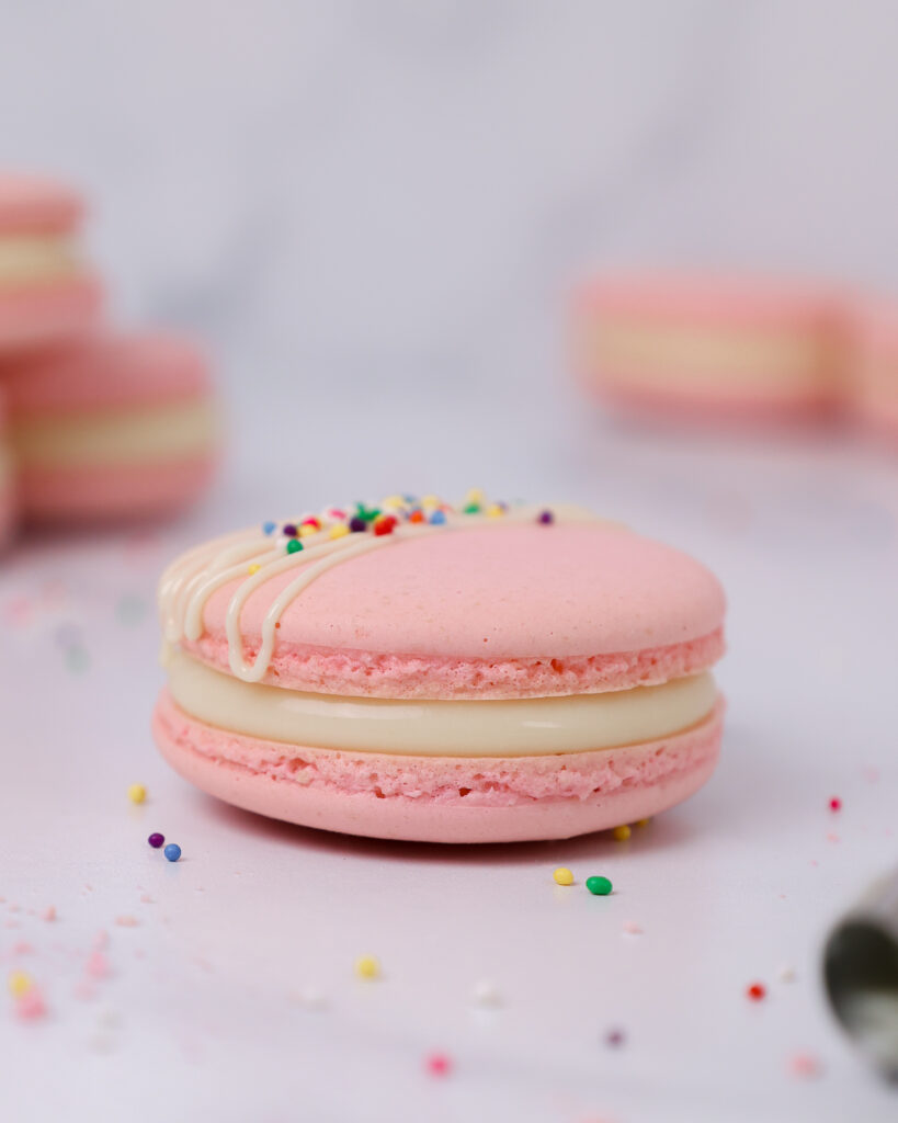 意大利马卡龙的图像，里面装满了巧克力甘纳奇