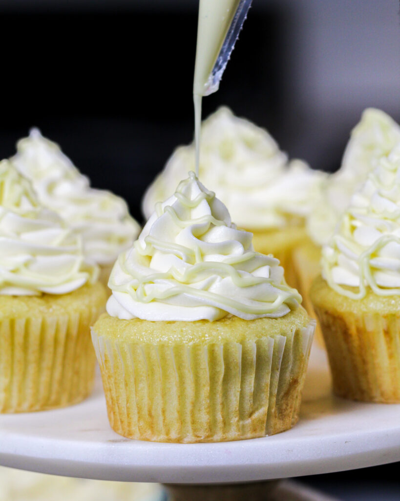 图像白巧克力蛋糕的顶部设有一个细雨的白巧克力融化