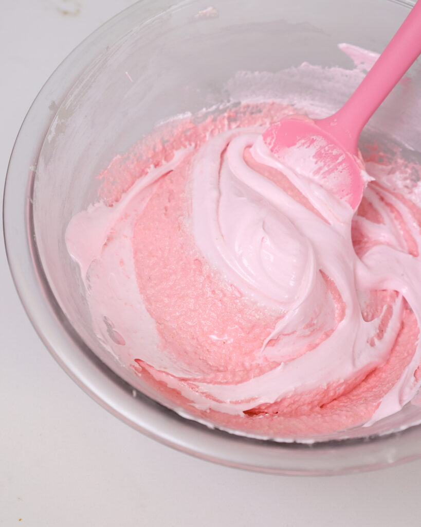 意大利蛋白甜饼的图像被折叠成杏仁糊状混合物