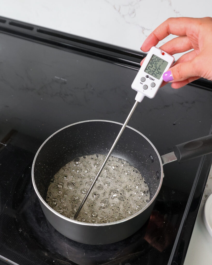 将糖浆的图像加热至238 F或114 c，以制成意大利蛋白酥皮