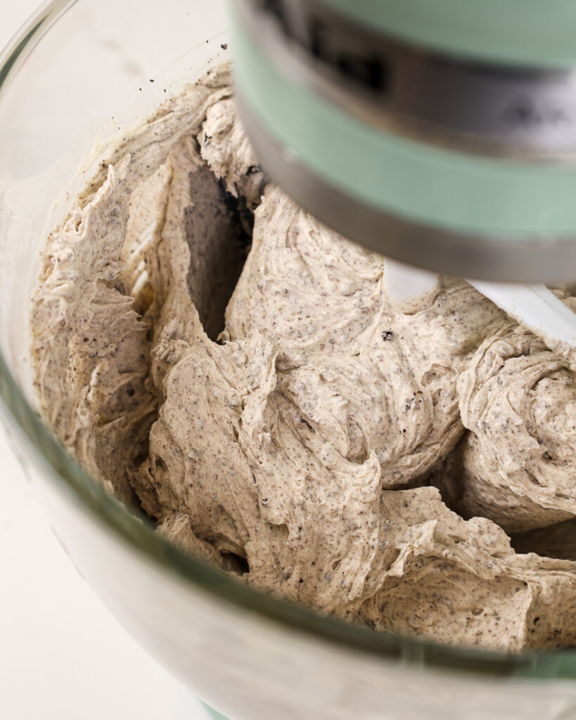 奥利奥奶油乳酪的形象混合在一个清晰的玻璃厨房助手的碗里