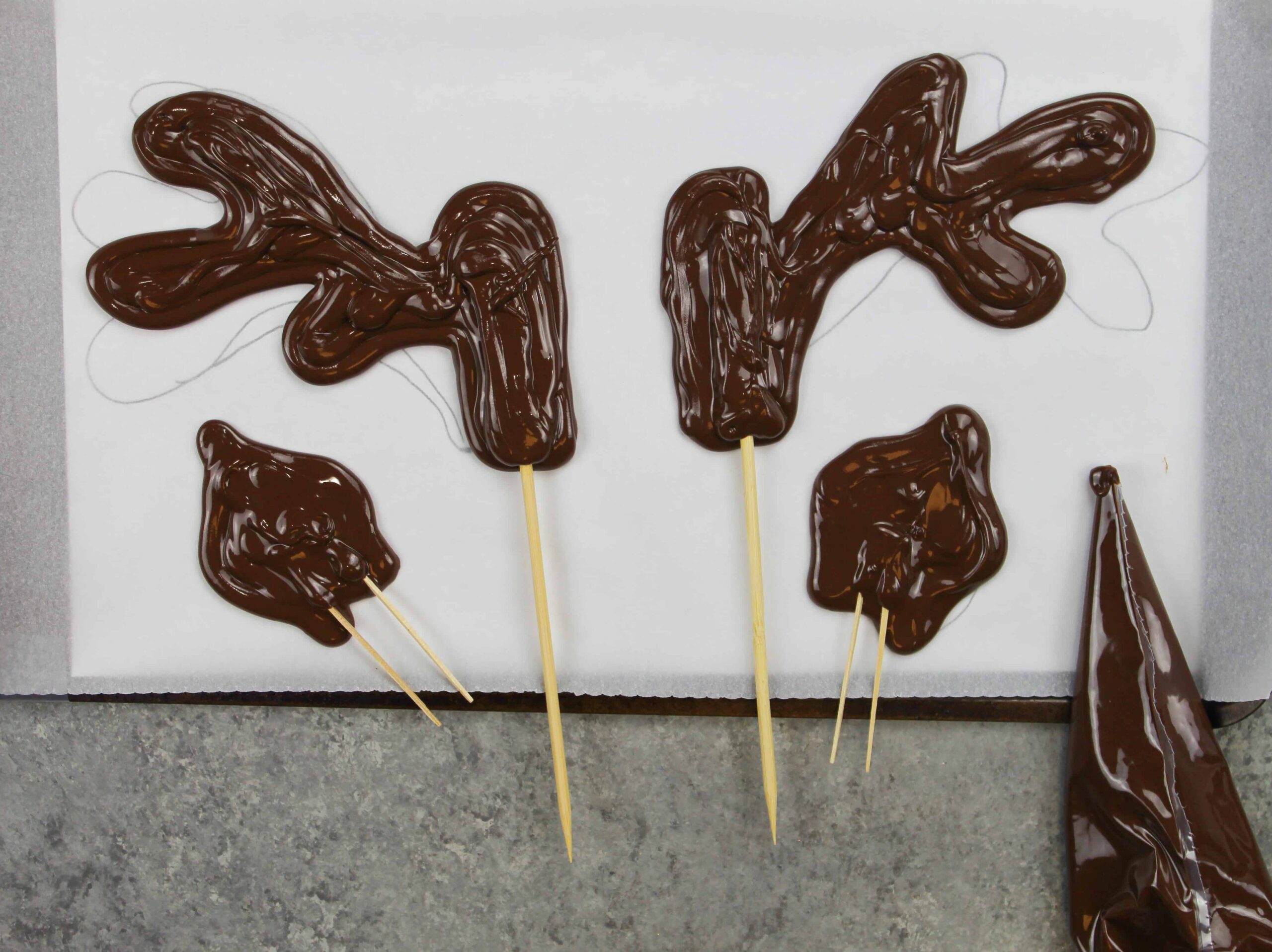 已被管道的黑巧克力鹿角和耳朵的图像添加到鲁道夫上