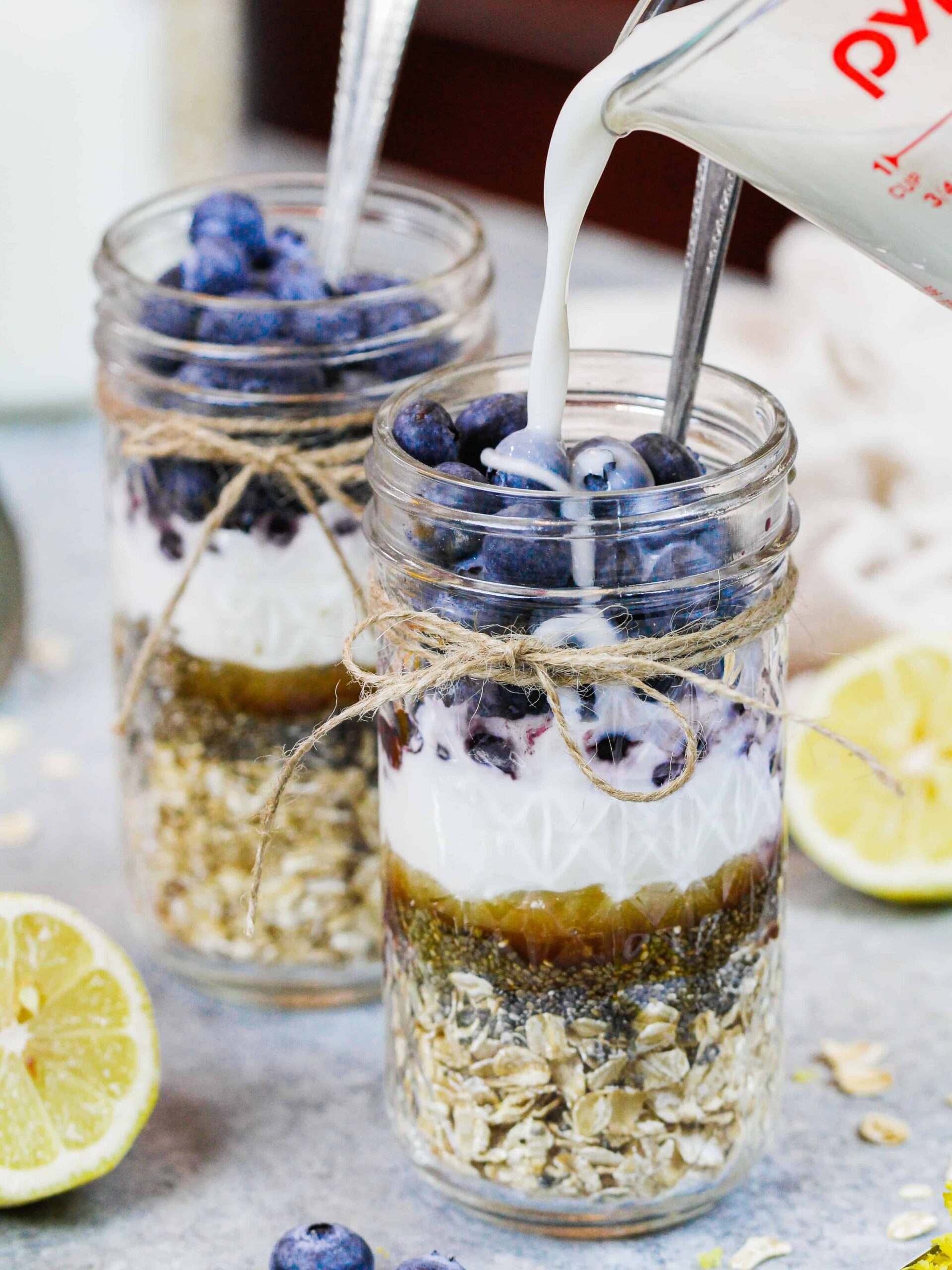 杏仁奶流入蓝莓的形象一夜之间燕麦