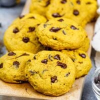 纯素食南瓜巧克力饼干的图像堆放在准备食用的板上