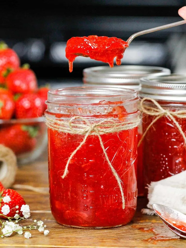 一勺的形象当然草莓冷冻设置和准备吃果酱