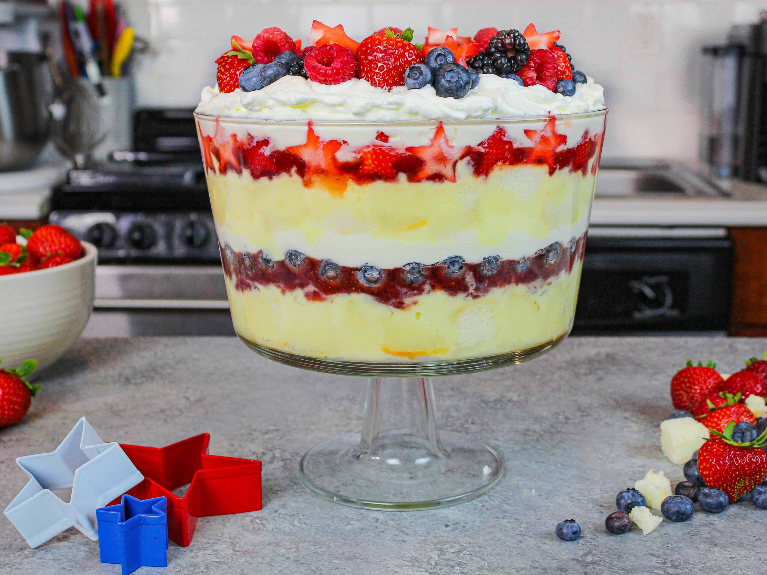 爱国的形象混合浆果为7月4日蛋糕