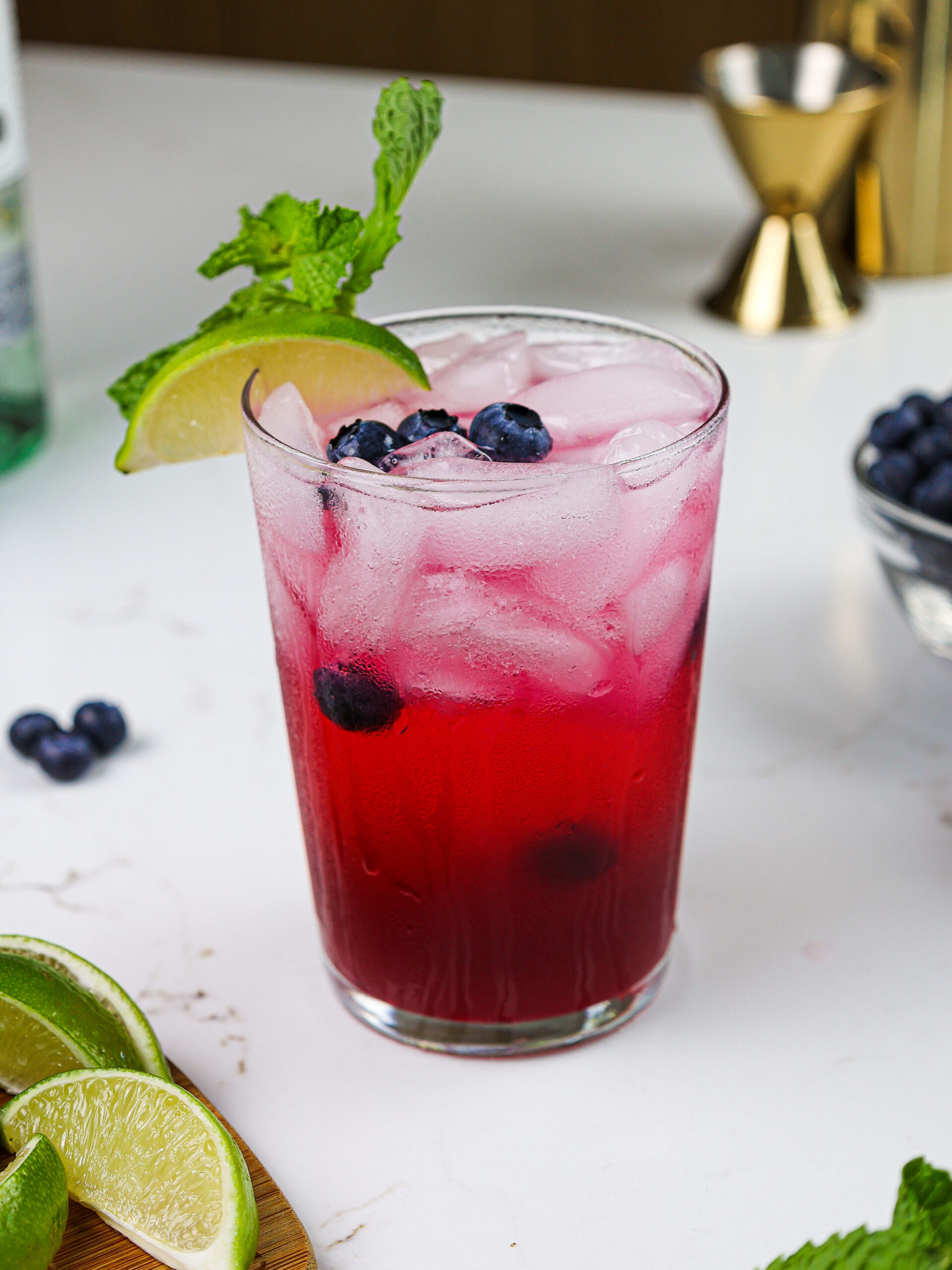 的蓝莓莫吉托配上新鲜的蓝莓,一根最小和青柠角装饰