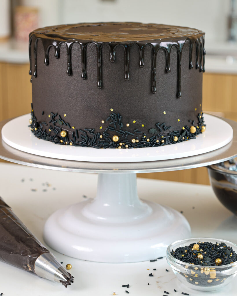 图像的黑滴蛋糕的装饰着金洒和食用黄金漆