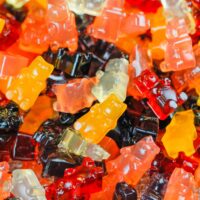 健康软糖的图像堆积在一起以显示不同的口味