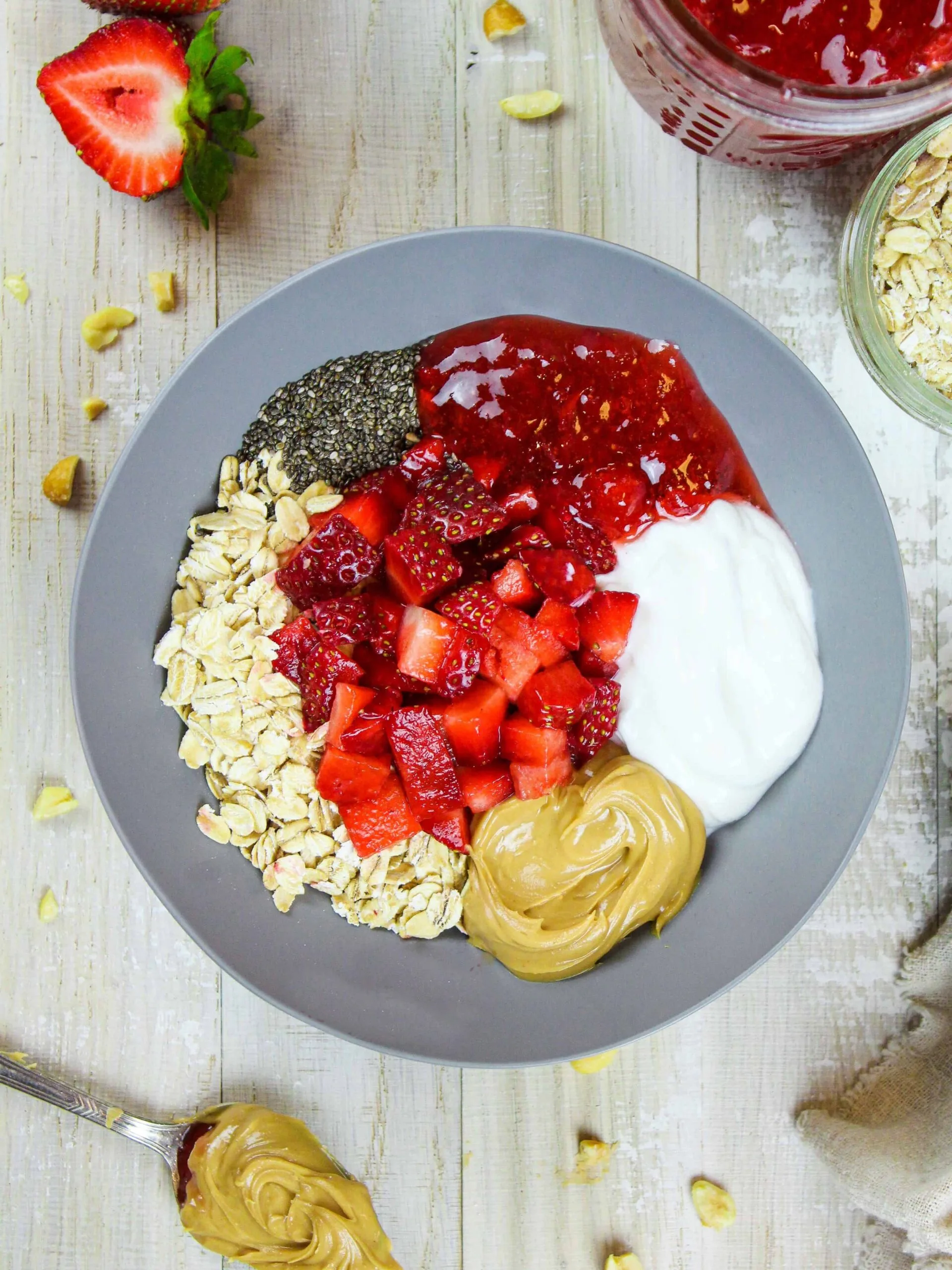 碗的形象与所需的所有配料花生酱和果冻隔夜燕麦