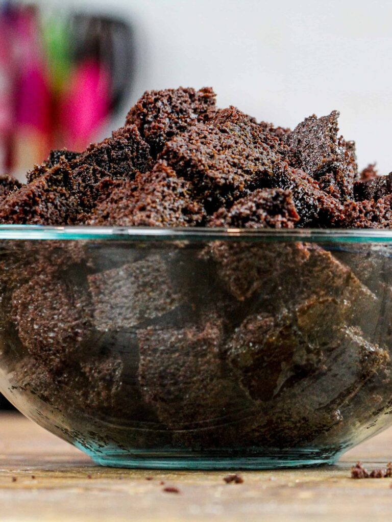 图像的巧克力蛋糕切成方块让一件小事