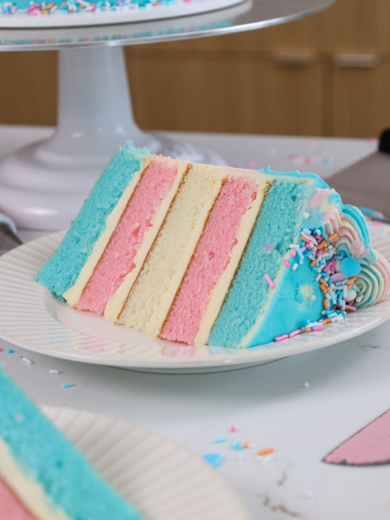 图像一片反式国旗蛋糕用的粉红色,蓝色和白色蛋糕层