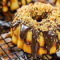 一个小的金手指食品盘蛋糕的形象