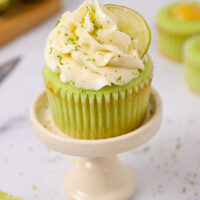 石灰蛋糕的图像，上面装饰着美味的石灰奶油，并充满了自制的石灰凝乳