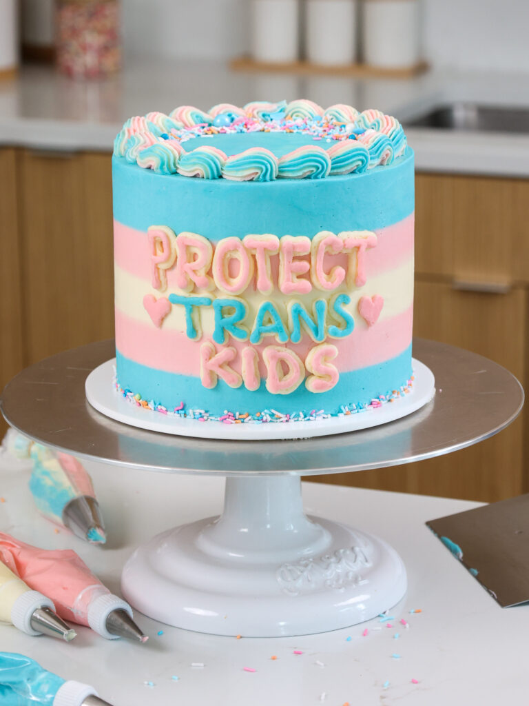 反式的形象标志的蛋糕装饰着奶油乳酪