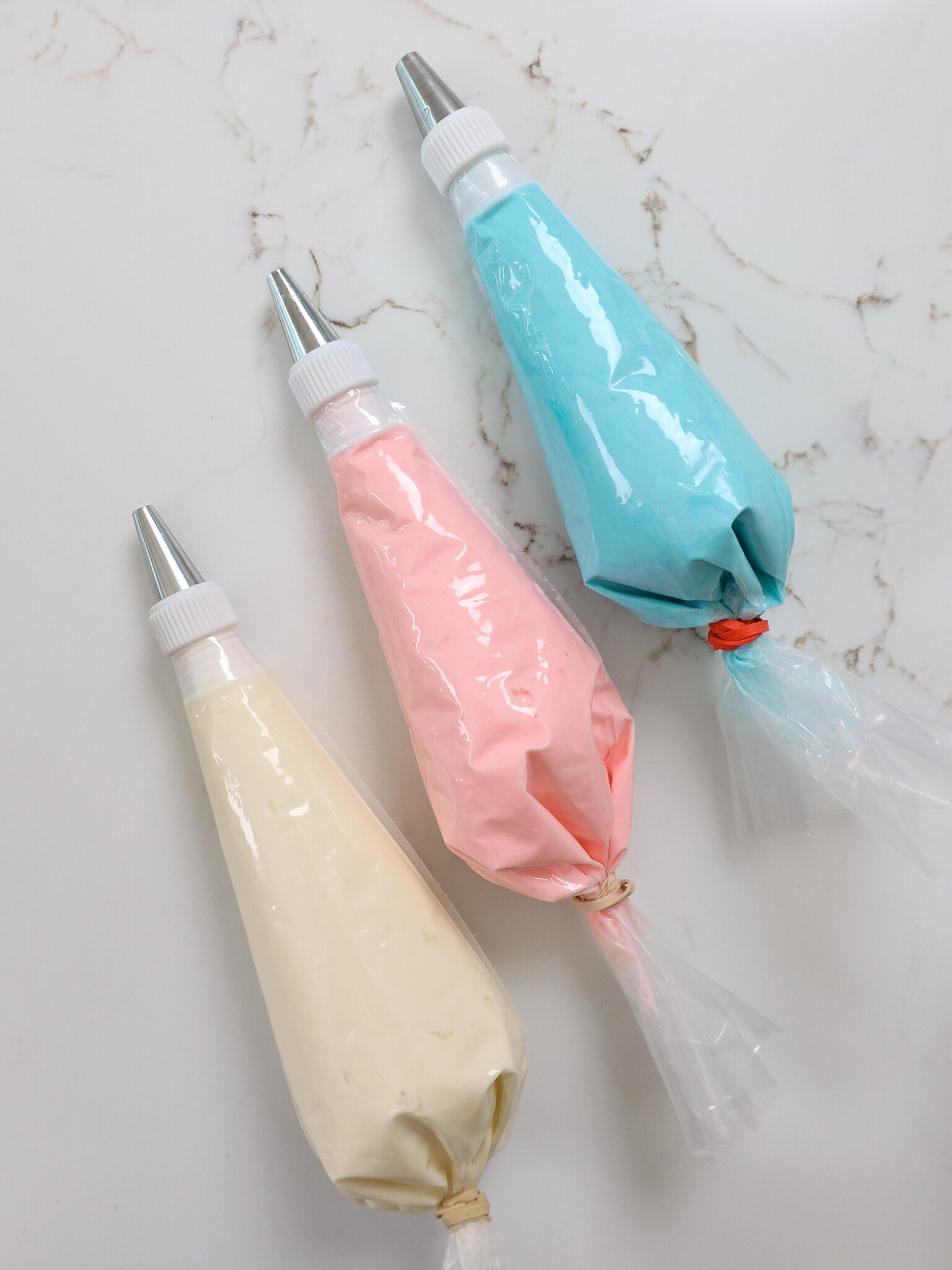 三管袋的形象充满了亮粉红色,浅蓝色,白色的奶油乳酪