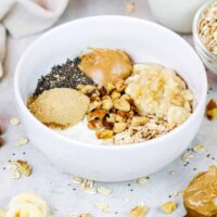 图像的成分在碗里准备一批香蕉隔夜燕麦