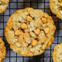 图像的燕麦片scotchies烤和电线架子上冷却