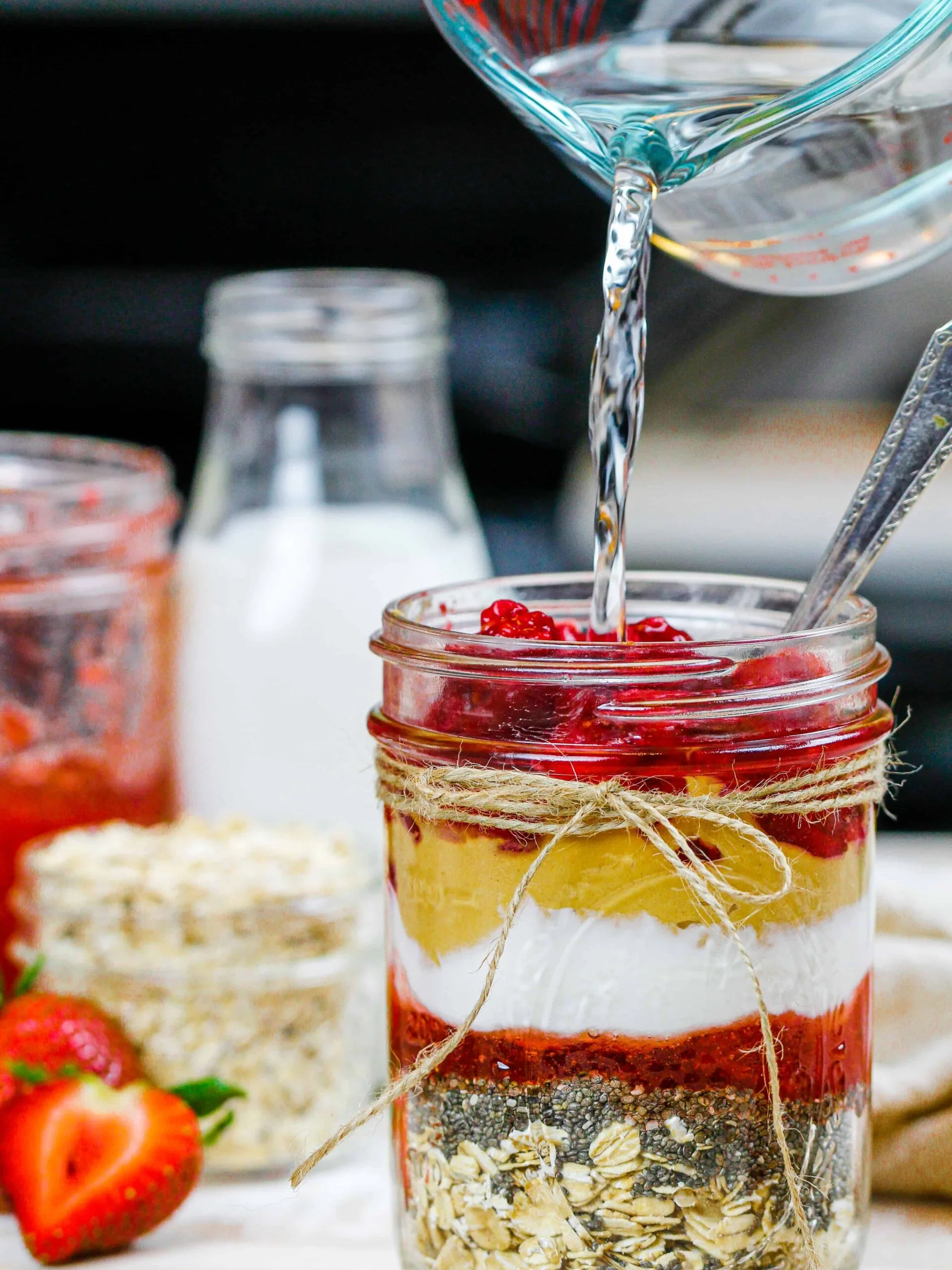 图像的水流入梅森罐满花生酱果酱隔夜燕麦成分