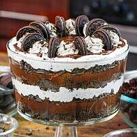 的奥利奥蛋糕用黑巧克力蛋糕比特和奥利奥奶油