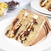 一片香蕉的形象能多益蛋糕在盘子里