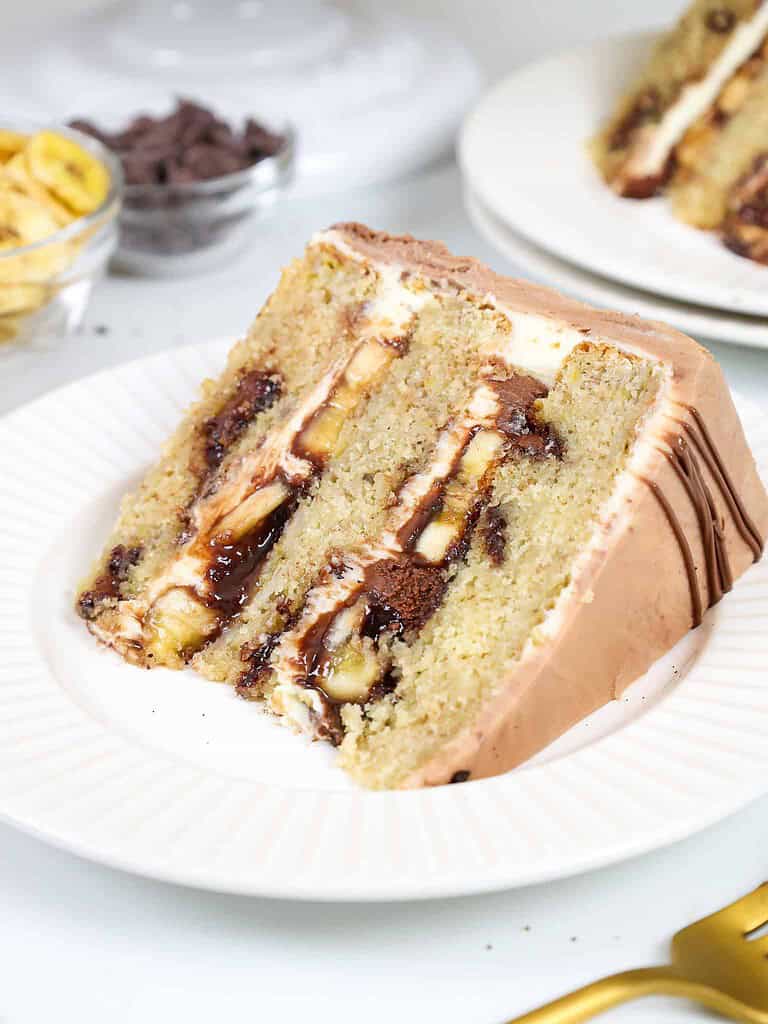 盘子上一片香蕉花生酱蛋糕的图像