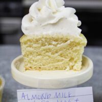 鸡蛋免费蛋糕切开的形象展示蓬松