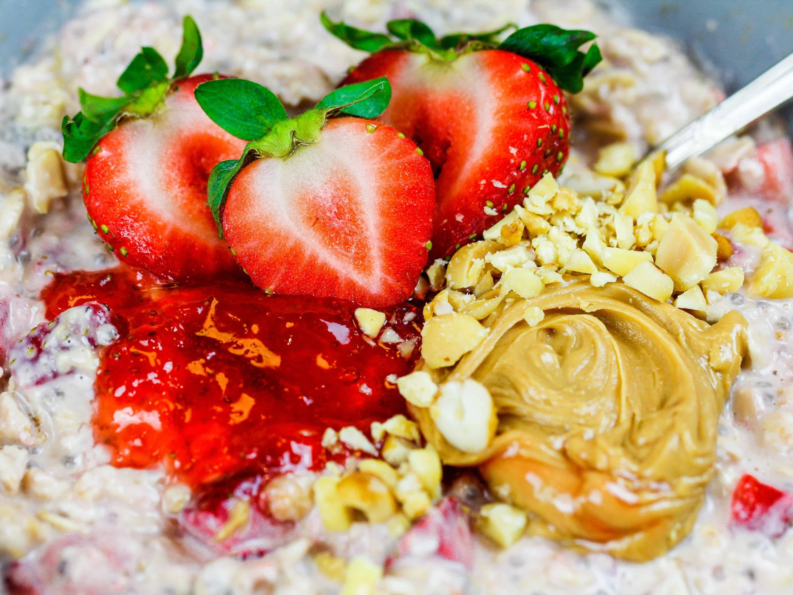 浇头的图像添加到花生酱和果冻隔夜燕麦