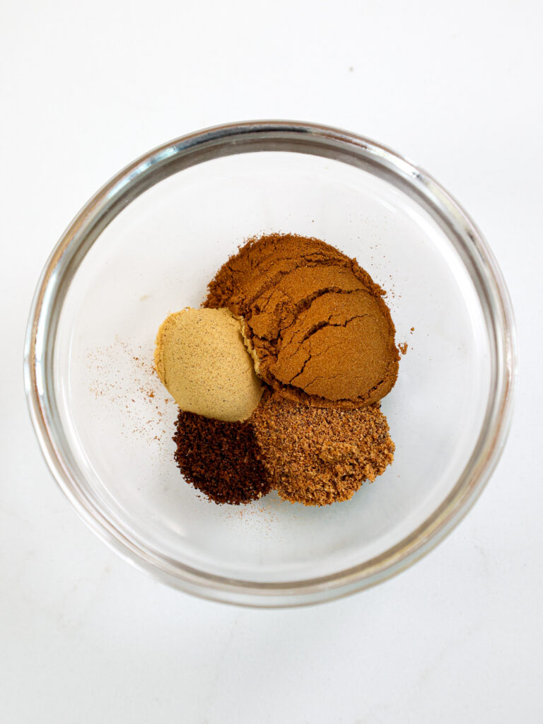 温暖的香料在碗里的形象