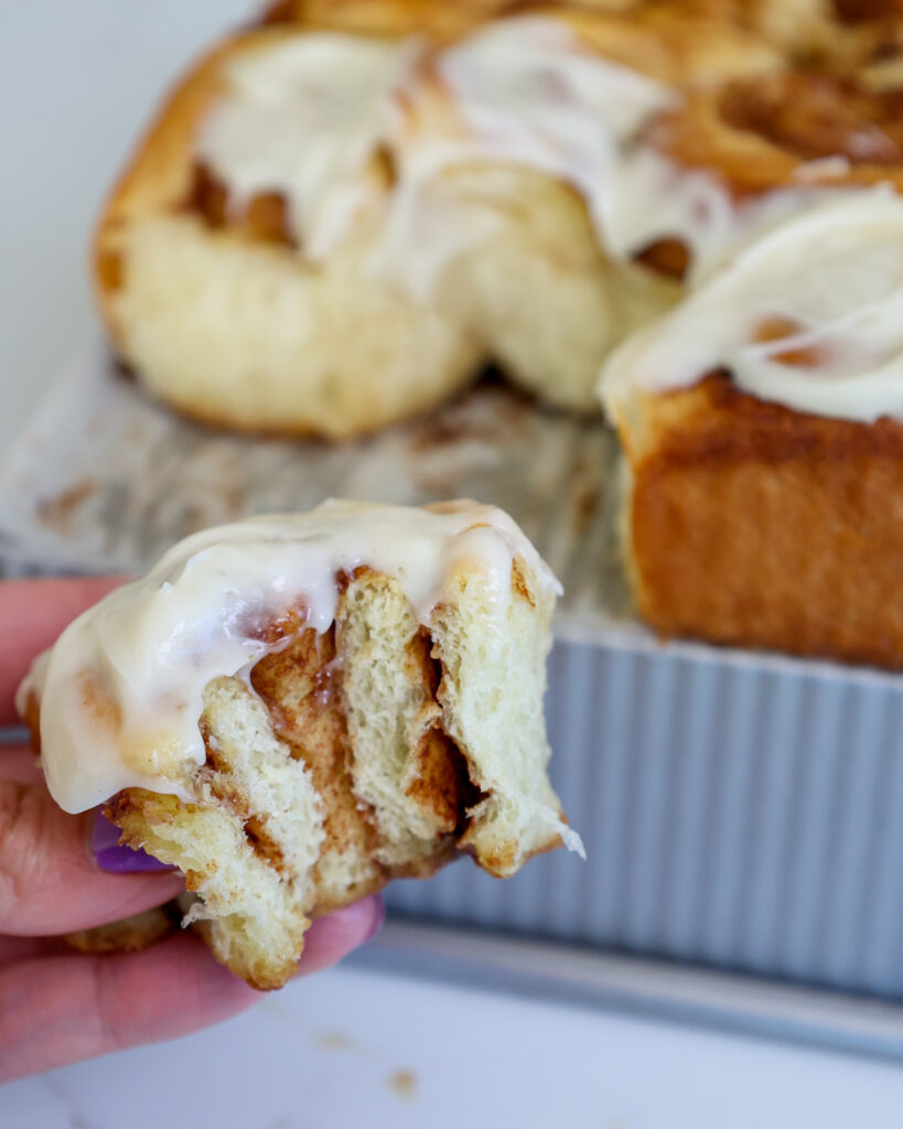 迷你肉桂卷,被咬到的形象来展示柔软而蓬松