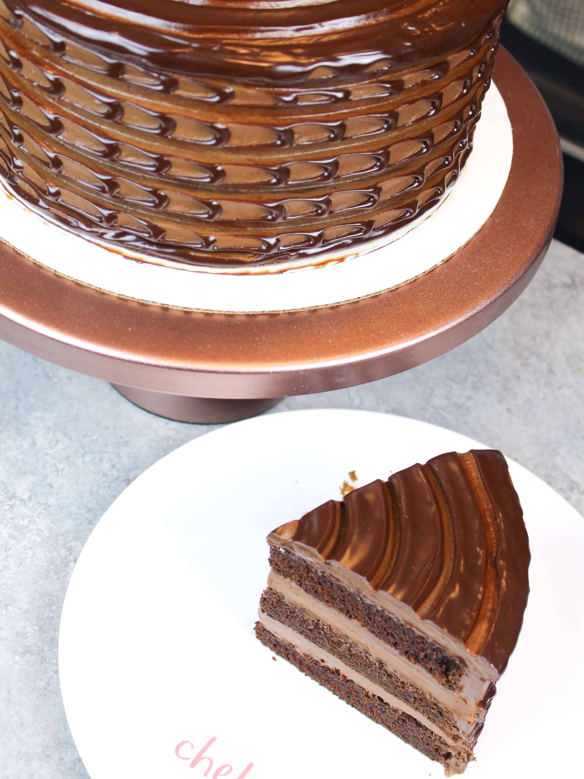 百利酒巧克力蛋糕的照片,充满了百利酒巧克力巧克力酱和磨砂与百利酒巧克力奶油乳酪