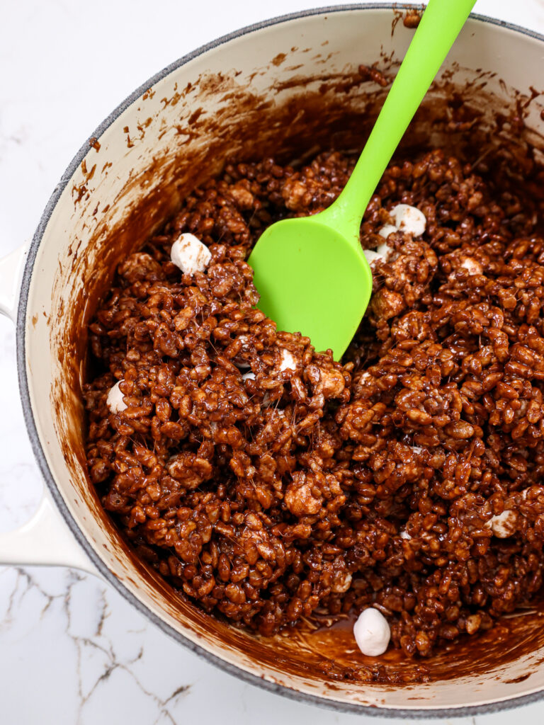 在大锅中制作的巧克力克里斯pies的图像