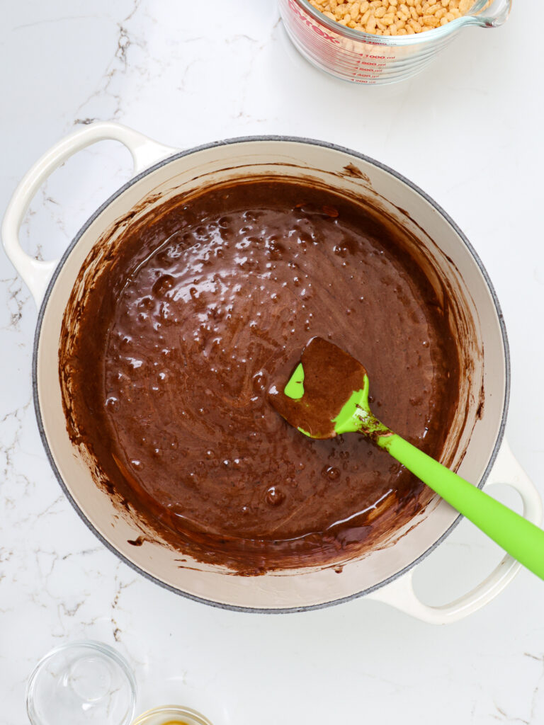 在荷兰烤箱中融化的棉花糖，黄油和巧克力的图像