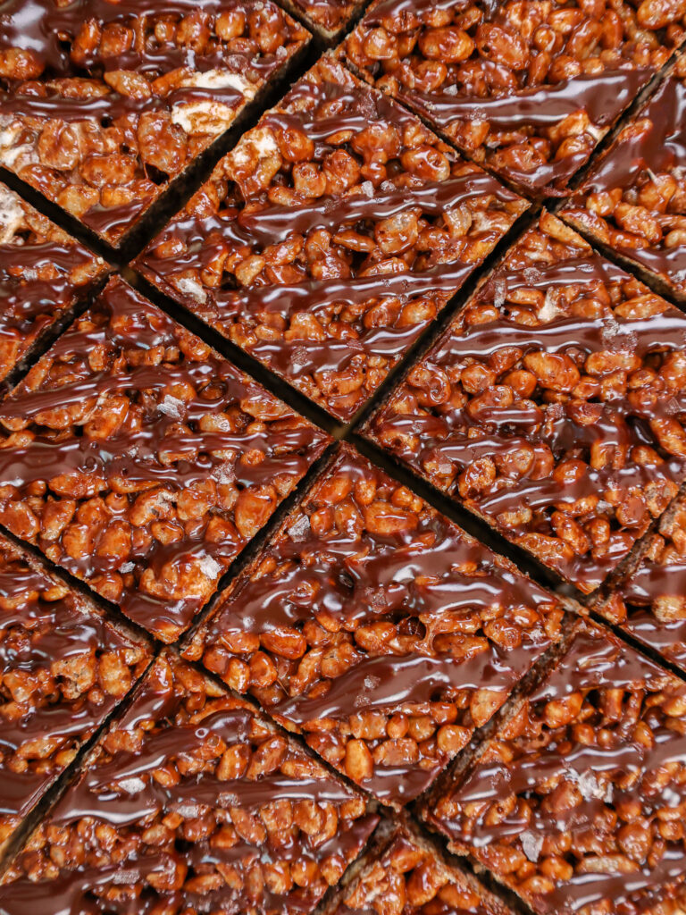 切成正方形的巧克力大米krispie零食的图像