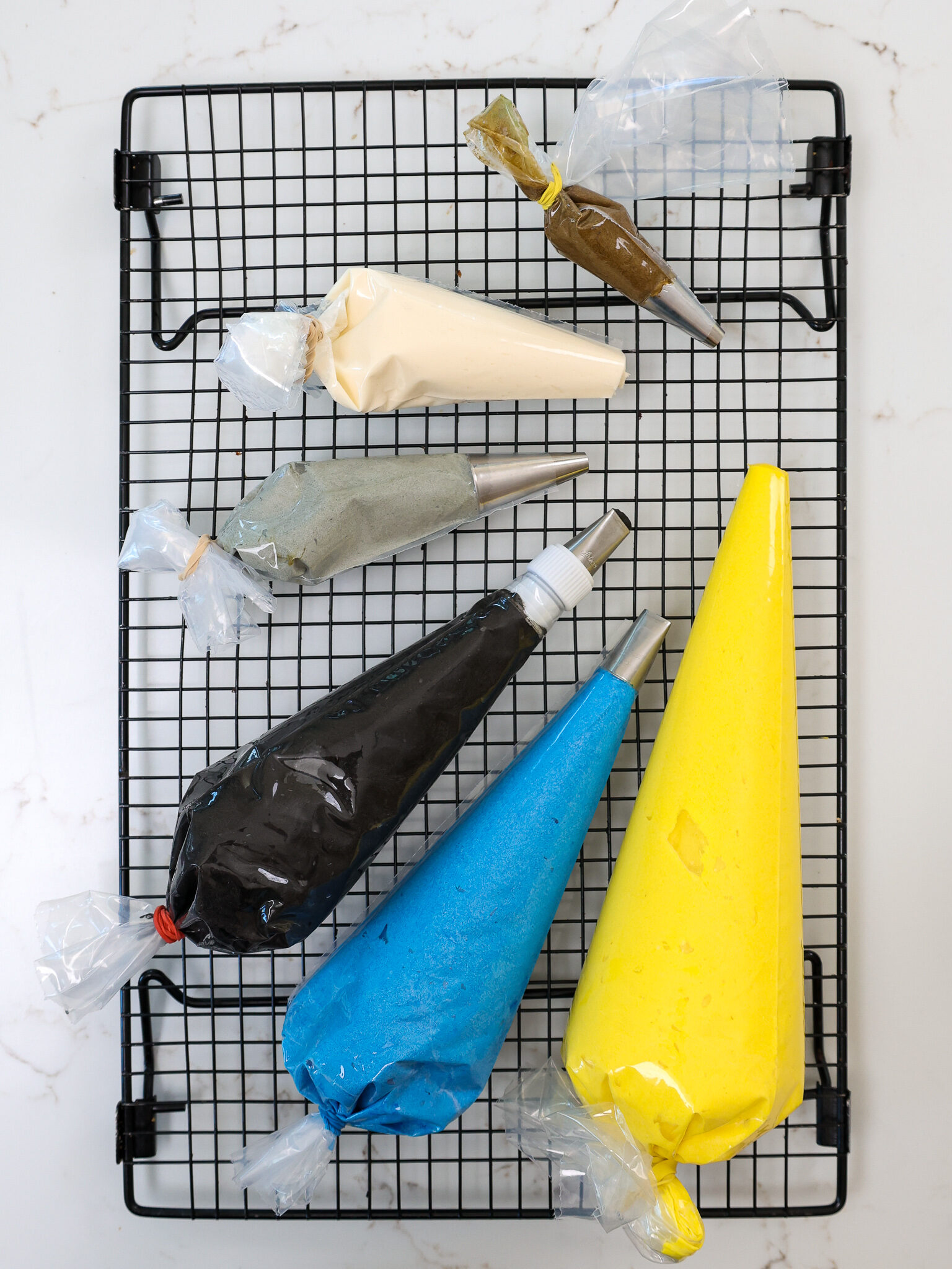 结霜的图像的彩色凝胶食品着色和放置在管道包