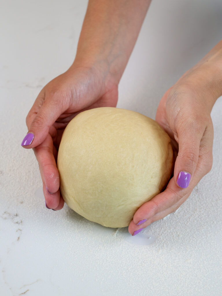 图像的一批面团即将推出迷你肉桂卷