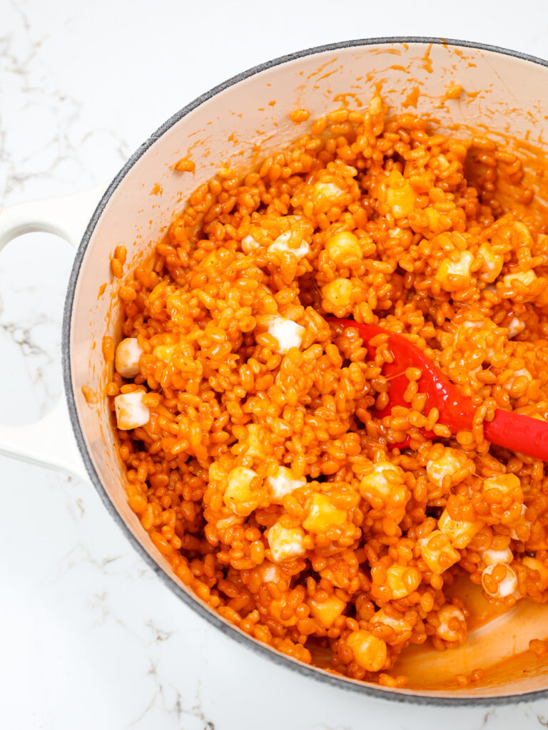 南瓜饭kripsies被混合在一起的形象与迷你棉花糖一大罐