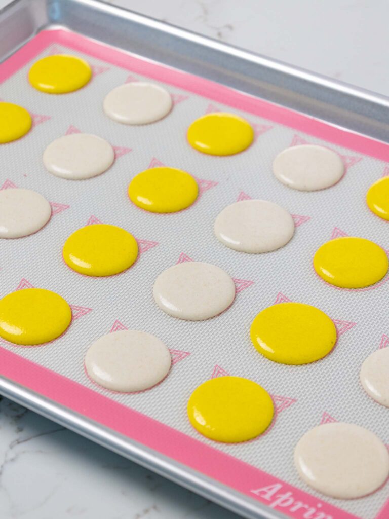 图片的黄色和白色未曾壳管道silpat硅胶垫子上,烤前休息