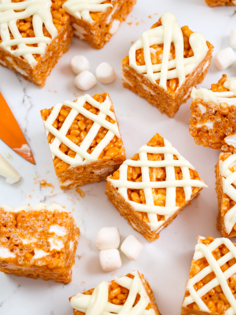 图像的南瓜饭之后对待切成方块,上面的奶油干酪糖霜