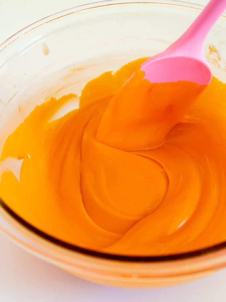 玉米糖的巧克力酱用白巧克力和糖果的玉米